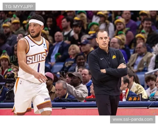 太阳布克脚踝轻微扭伤,预计下一场比赛可以出战 太阳布克脚踝轻微扭伤,预计下一场比赛可以出战