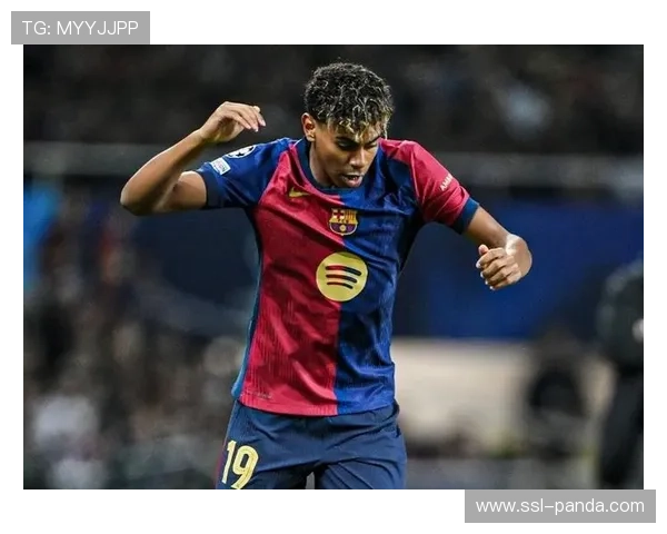 巴萨小球迷举牌“亚马尔，未来金球”，获球星抛赠球衣